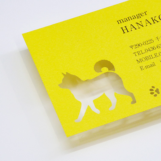 散歩を楽しむ柴犬の姿を、名刺に繊細なレーザーカットでデザインしました!
しっぽをふりながら歩く柴犬のシルエットと足あとが、名刺全体にやさしいアクセントを添えます。
思わず微笑んでしまうような、温かみのある一枚です。

この名刺は、ただの連絡先ツールではなく、「あなたらしさ」を印象づける存在になります。
柴犬がお好きな方はもちろん、親しみやすさ・ナチュラルさを大切にしたブランディングにもぴったりです。

レーザーカットは、通常の金型では表現できないほどの精度で紙を切り抜く技術です。
足どりのニュアンスまでも可愛く表現され、まるで小さなアート作品のような仕上がり。
使用する紙の種類や色、印刷色との組み合わせによって、仕上がりの雰囲気も自在に変化します。

注文はとても簡単。
お好きな用紙の色・印刷色・書体をお選びいただき、枚数を指定するだけで、あなただけの特別な名刺が完成します。

・柴犬のお散歩（アニマル）
https://cutmeishi.com/item/animal_14/

#柴犬 #柴犬グッズ #柴犬マニア #柴犬大好き #柴犬部 #柴犬好きな人と繋がりたい #しば #しばいぬ #しばすたぐらむ #しばけん #柴犬と暮らす #shibagram #shibainu #shiba #shibainustagram #shiba #犬 #レーザーカット名刺 #レーザーカット #名刺 #名刺デザイン